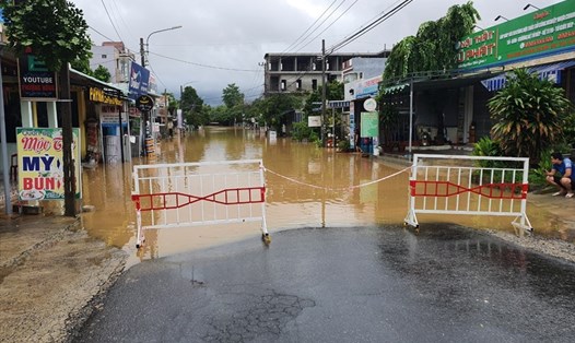 Nhiều vùng hạ du sông Vu Gia, Thu Bồn, Quảng Nam vẫn còn ngập sâu trong lũ. Ảnh: Hữu Long