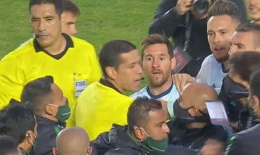 Messi không giữ được bình tĩnh ở cuối trận. Ảnh Ole