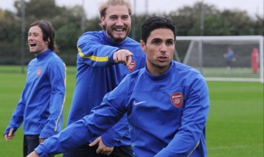 Nicklas Bendtner và Mikel Arteta thời còn thi đấu cho Arsenal. Ảnh Getty Images