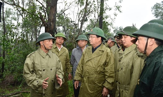Tư lệnh Quân khu 4 Nguyễn Doãn Anh (bìa trái) báo cáo công tác tìm kiếm cứu nạn với Phó Thủ tướng Trịnh Đình Dũng (giữa) tại huyện Phong Điền, Thừa Thiên Huế, chiều 13.10. Ảnh: VGP/Nhật Bắc
