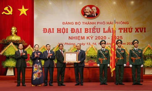 Thủ tướng Nguyễn Xuân Phúc thay mặt Đảng và Nhà nước trao tặng Huân chương Hồ Chí Minh cho Đảng bộ, quân và dân thành phố Hải Phòng sáng ngày 14.10. Ảnh HP