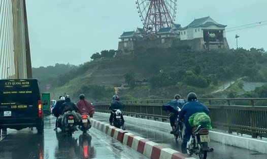 Do ảnh hưởng của bão số 7 nên hiện tại Hạ Long có mưa và gió lớn. Việc lưu thông qua cầu Bãi Cháy rất nguy hiểm đối với người đi xe máy. Ảnh: CTV