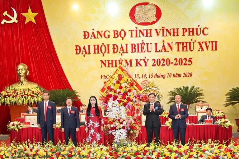 Ủy viên Bộ Chính trị, Bí thư Thành ủy Hà Nội Vương Đình huệ tặng hoa chúc mừng đại hội. Ảnh: BVP