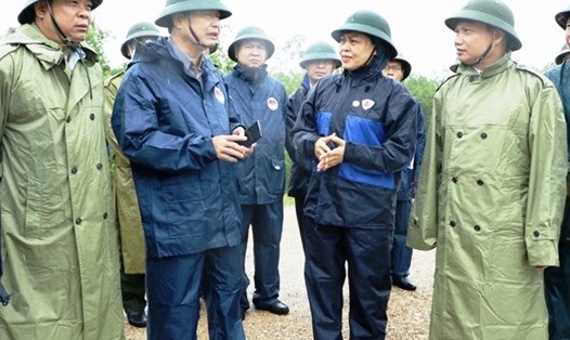 Phó trưởng Ban chỉ đạo Trung ương về phòng chống thiên tai Trần Quang Hoài và đoàn công tác đi kiểm tra thực tế công tác phòng chống cơn bão số 7 tại huyện Kim Sơn, Nin Bình. Ảnh: NT