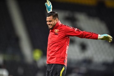 Sergio Romero đề nghị Man United hủy hợp đồng mà anh không cần tiền đền bù. Ảnh: Getty Images