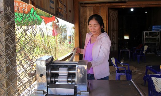 Sau khi con trai tự lập, bà Bùi Thị Xuân đã viết đơn thoát nghèo để nhường quyền lợi cho hộ khó khăn hơn.