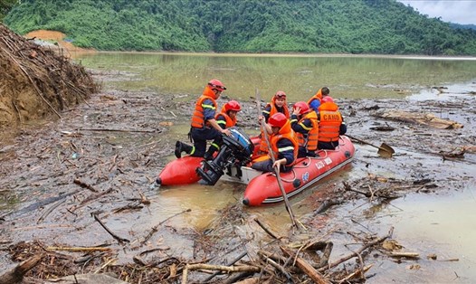 Lực lượng cứu hộ tìm kiếm người mất tích ở thủy điện Rào Trăng. Ảnh: Phan Thiên Định