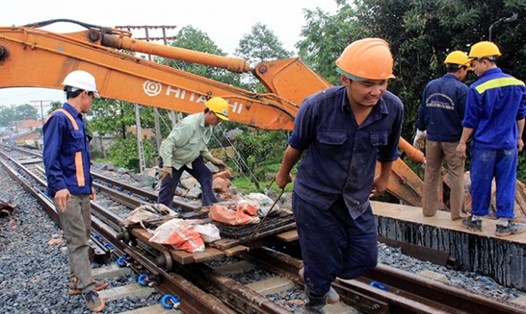 Công nhân ngành đường sắt khắc phục sự cố do mưa lũ gây ra. Ảnh: TCGT