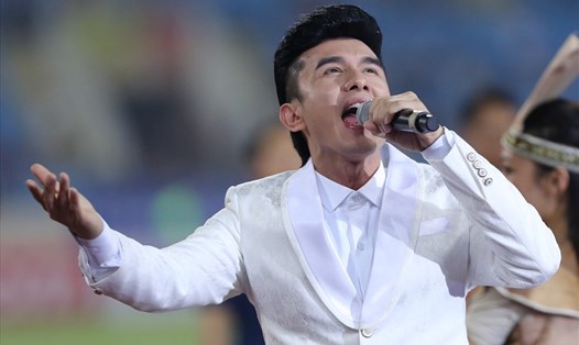 Ca sĩ Đan Trường trong buổi biểu diễn  trước trận đấu U22 Việt Nam với đội Các ngôi sao K.League năm 2017 tại sân vận động Mỹ Đình. Anh có thể sẽ là ca sĩ trình bày ca khúc cổ động cho SEA Games 31. Ảnh: Minh Tùng