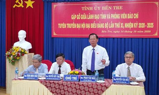 Bí thư Tỉnh ủy Bến Tre - ông Phan Văn Mãi - chủ trì cuộc gặp gỡ báo chí. Ảnh: K.Q