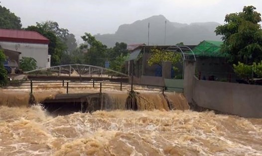 Dự báo mưa lũ trên các sông tiếp tục lên cao bởi mưa lớn do hoàn lưu bão số 7. Ảnh: TTXVN