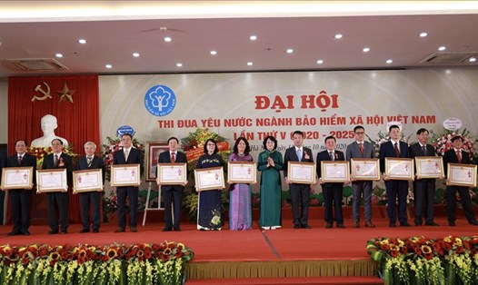 Phó Chủ tịch Nước Đặng Thị Ngọc Thịnh trao tặng Huân chương Lao Động các hạng cho các tập thể, cá nhân thuộc BHXH Việt Nam. Ảnh: Hải Nguyễn