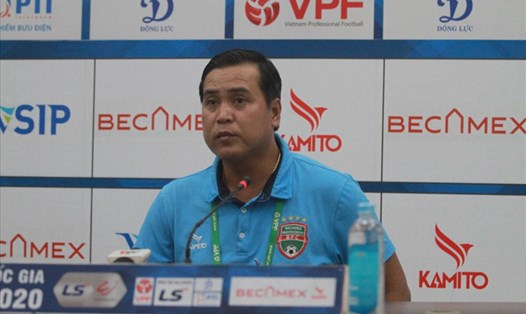 Huấn luyện viên Nguyễn Thanh Sơn dự họp báo sau trận Bình Dương - Sài Gòn. Ảnh: Thanh Vũ