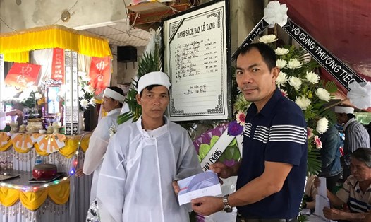 Quỹ Tấm lòng Vàng Lao Động trao quà cho thân nhân anh Thái Bá Thuận. Ảnh: Hải Minh