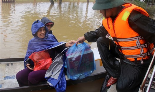 Những phần quà của bạn đọc Báo Lao Động hỗ trợ được chuyển đến tay người dân vùng lũ lụt ở huyện Hải Lăng, tỉnh Quảng Trị. Ảnh: Hưng Thơ