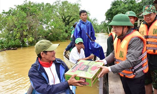 Đoàn công tác của tỉnh Thừa Thiên-Huế có sự tham gia của công đoàn tỉnh cứu trợ lương thực cho người dân vùng lũ. 
Ảnh: Văn Dinh