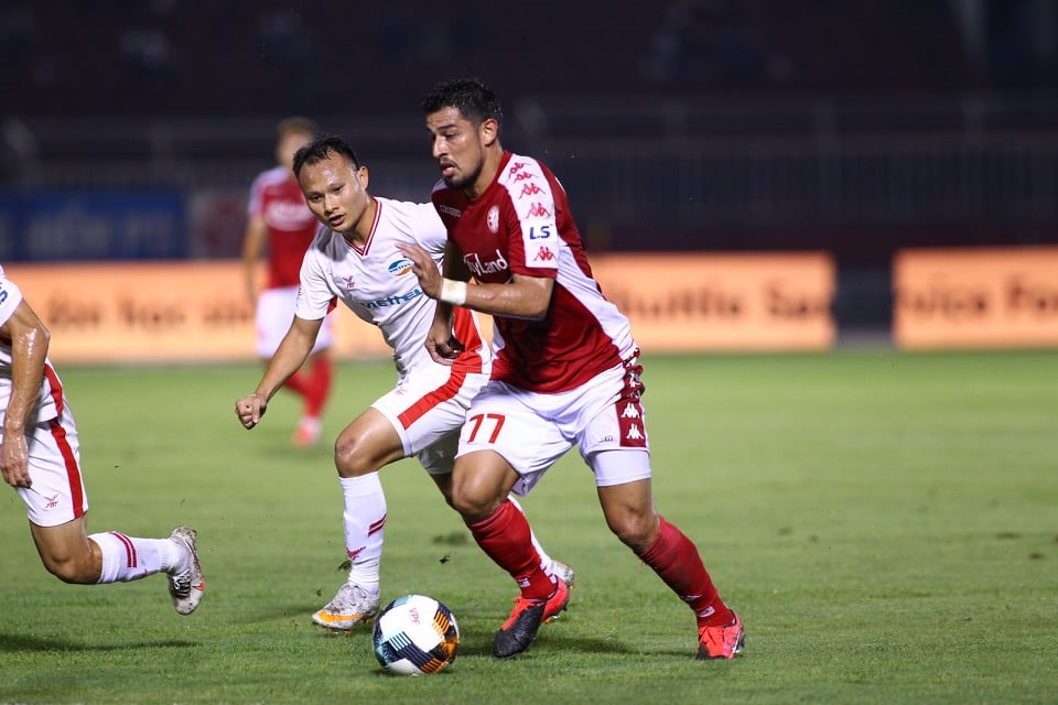 Tiền đạo Ariel Rodriguez đã thi đấu nỗ lực nhưng không giúp được cho TPHCM trước Viettel. Ảnh: Minh Minh.