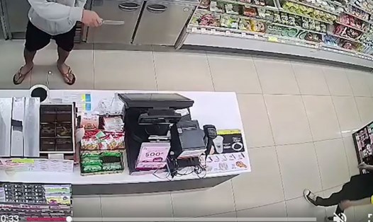 Camera an ninh cửa hàng tiện lợi tại quận Tân Phú ghi hình vụ cướp.