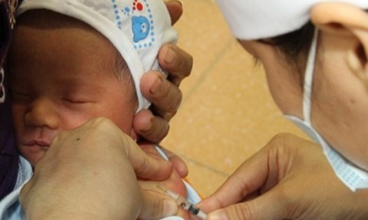 Tiêm vắc xin là phương pháp phòng bệnh tốt nhất cho trẻ. Ảnh: CTV