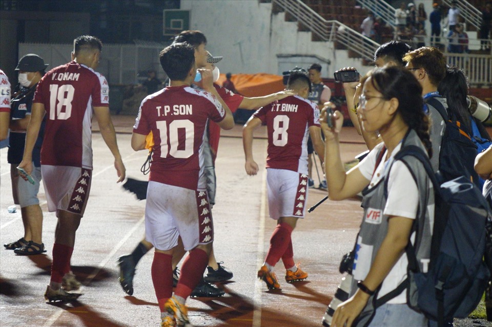 Các đồng đội an ủi Thanh Bình sau khi anh đá hỏng phạt đền khiến TPHCM thua Viettel 0-1. Ảnh: Nguyễn Đăng.