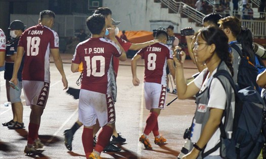 Các đồng đội an ủi Thanh Bình sau khi anh đá hỏng phạt đền khiến TPHCM thua Viettel 0-1. Ảnh: Nguyễn Đăng.