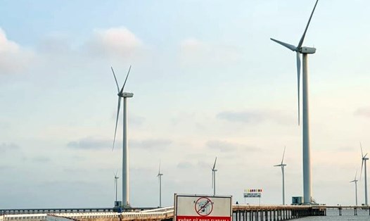 Điện gió trên bãi bồi ven biển tại Bạc Liêu là đơn vị hòa vào lưới điện quốc gia sớm nhất ĐBSCL (ảnh Nhật Hồ)