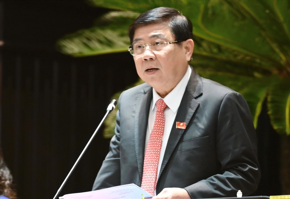Chủ tịch UBND TPHCM Nguyễn Thành Phong đọc báo cáo chính trị của Ban chấp hành Đảng bộ TPHCM khóa X trình Đại hội Đại biều Đảng bộ TPHCM lần thứ XI. Ảnh BTC Đại hội cung cấp