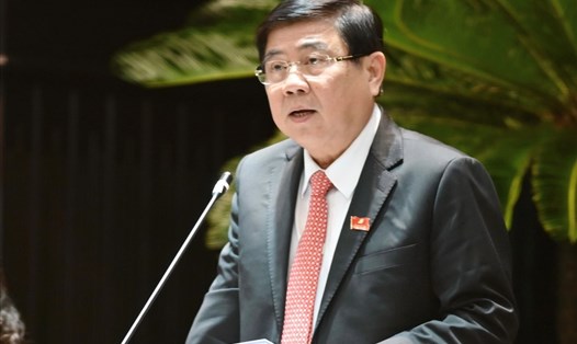 Chủ tịch UBND TPHCM Nguyễn Thành Phong đọc báo cáo chính trị của Ban chấp hành Đảng bộ TPHCM khóa X trình Đại hội Đại biều Đảng bộ TPHCM lần thứ XI. Ảnh BTC Đại hội cung cấp