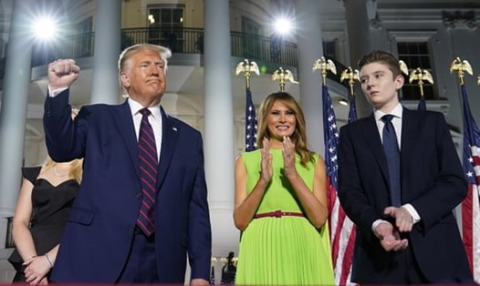 Barron Trump - con trai út của Tổng thống Donald Trump và Đệ nhất phu nhân Melania Trump - cùng cha mẹ trong một sự kiện hồi tháng 8. Ảnh: AP.