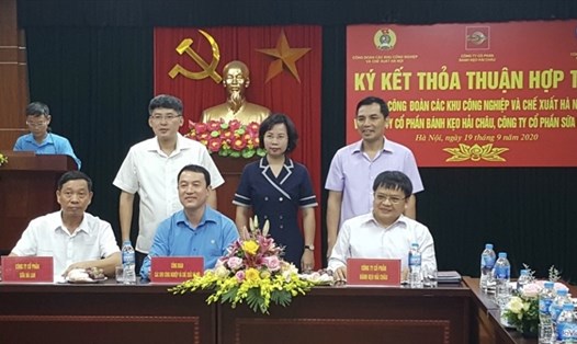 Một trong những hoạt động Ký kết Thoả thuận hợp tác của Công đoàn các Khu công nghiệp và chế xuất Hà Nội. Ảnh: CĐ KCN