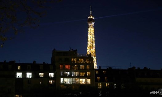 Tổng thống Pháp ban hành lệnh giới nghiêm COVID-19 ở Paris và 8 thành phố khác. Ảnh: AFP