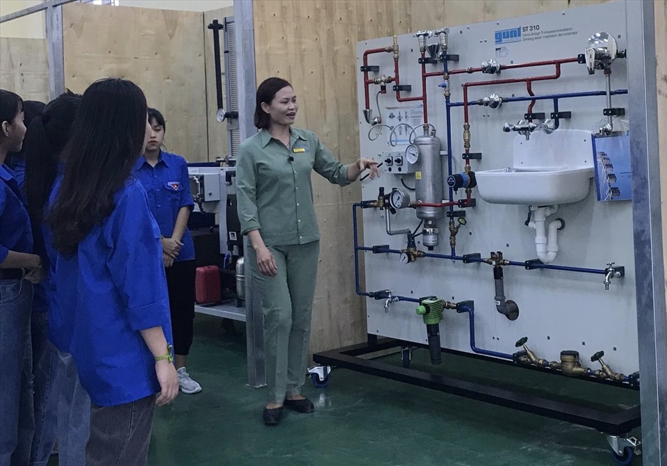 Phong trào  “Hũ gạo tiết kiệm” được phát động trong nữ cán bộ, giảng viên, người lao động của trường. Ảnh: Minh Nguyệt