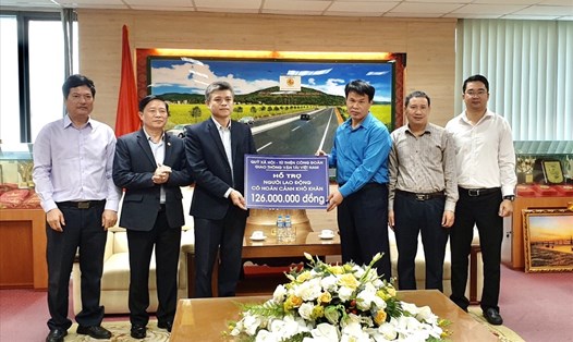 Chủ tịch Công đoàn Giao thông Vận tải Việt Nam Đỗ Nga Việt (thứ 3 từ phải sang) trao hỗ trợ cho đại diện người lao động. Ảnh: Hà Anh