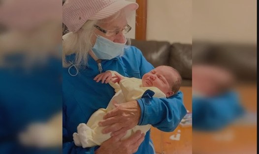 Azalea Belle Gray, em bé đầu tiên được sinh ra sau 93 năm ở trên đảo Islesford, bang Maine, Mỹ. Ảnh: Twitter