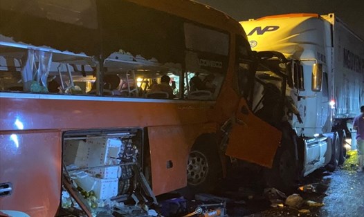 Xe khách va chạm xe đầu kéo container, 2 hành khách tử vong ở Đà Nẵng. Ảnh: Nguyễn Văn