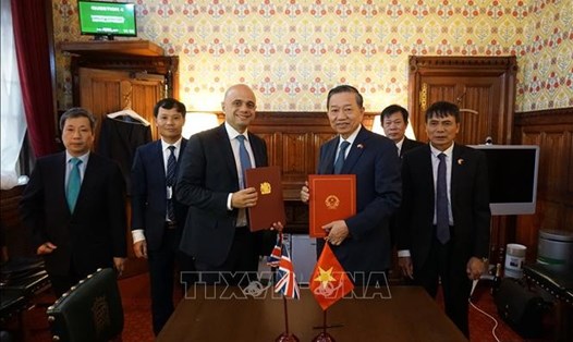 Bộ trưởng Bộ Công an Tô Lâm và Bộ trưởng Bộ Nội vụ Anh Sajid Javid ký Bản ghi nhớ giữa Chính phủ Việt Nam và Chính phủ Vương quốc Anh về hợp tác phòng, chống mua bán người tháng 11.2018. Ảnh: TTXVN.