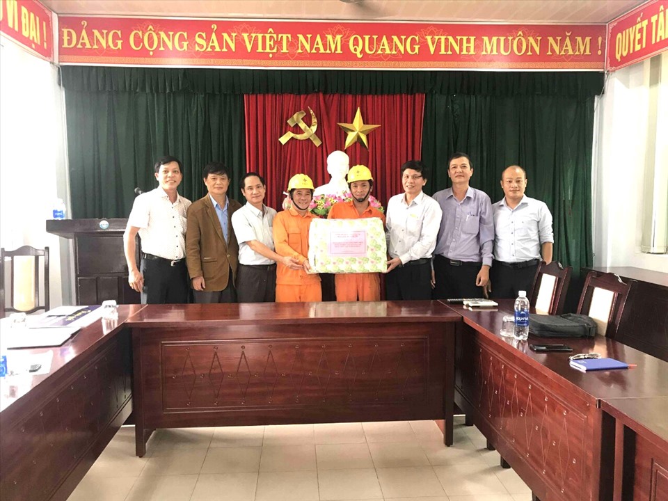 Công đoàn Tổng Công ty Điện lực miền Trung trao hỗ trợ 50.000.000 đồng cho người lao động Công ty điện lực Quảng Nam. Ảnh: PCQN