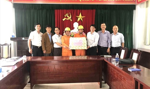 Công đoàn Tổng Công ty Điện lực miền Trung trao hỗ trợ 50.000.000 đồng cho người lao động Công ty điện lực Quảng Nam. Ảnh: PCQN