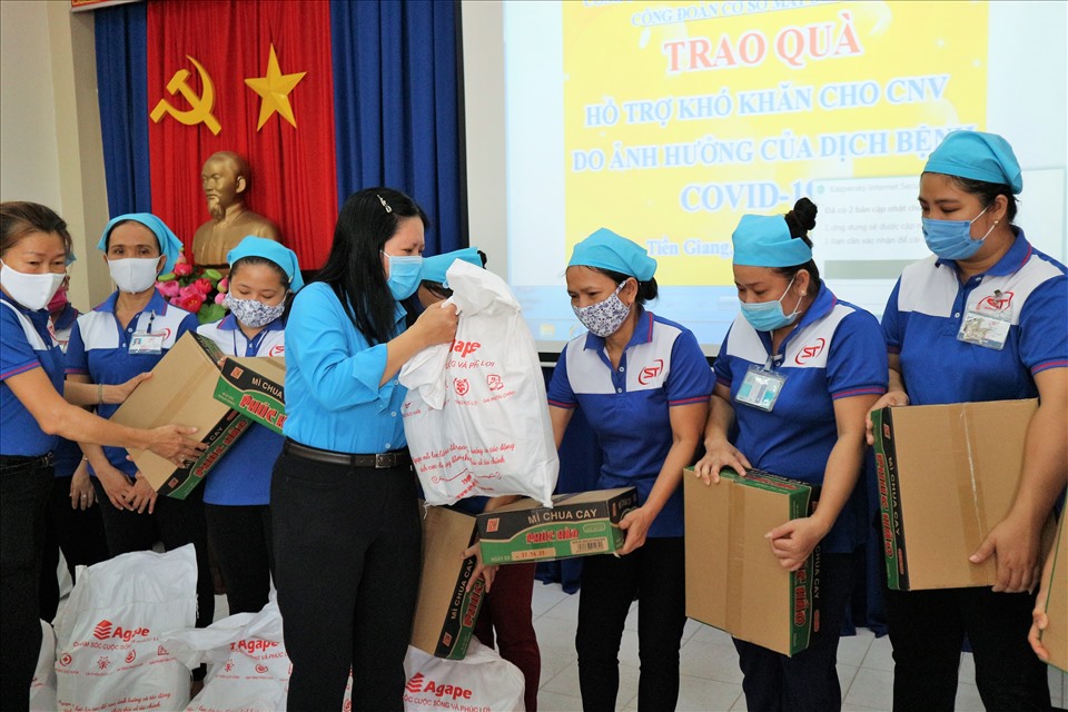 Chủ tịch Công đoàn các Khu công nghiệp Tiền Giang Nguyễn Thị Thùy Dương trao quà hỗ trợ cho CNLĐ gặp khó khăn do dịch bệnh COVID-19. Ảnh: Lý Oanh