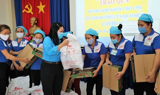 Chủ tịch Công đoàn các Khu công nghiệp Tiền Giang Nguyễn Thị Thùy Dương trao quà hỗ trợ cho CNLĐ gặp khó khăn do dịch bệnh COVID-19. Ảnh: Lý Oanh