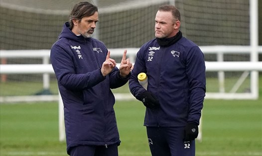 Wayne Rooney (phải) sẽ cứu Philipp Cocu một lần nữa hay trở thành người kế nhiệm huấn luyện viên người Hà Lan? Ảnh: The Sun
