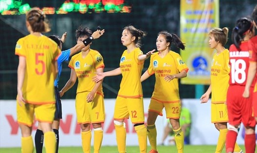 Các cầu thủ Phong Phú Hà Nam phản ứng trọng tài. Ảnh: Hải Đăng