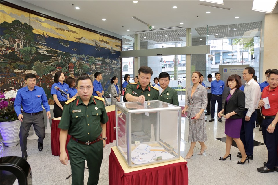 Cán bộ, người lao động cơ quan Tập đoàn Dầu khí Việt Nam quyên góp ủng hộ đồng bào lũ lụt. Ảnh: CĐ DK