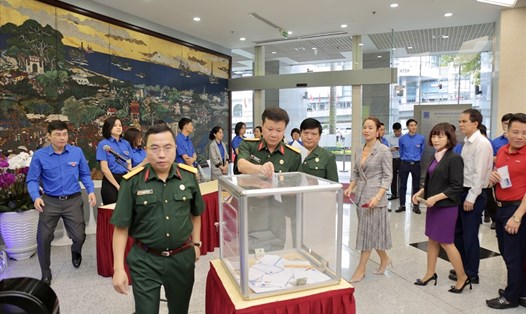 Cán bộ, người lao động cơ quan Tập đoàn Dầu khí Việt Nam quyên góp ủng hộ đồng bào lũ lụt. Ảnh: CĐ DK