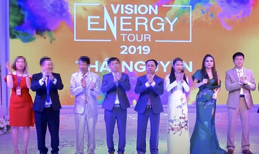 Vợ chồng bà Tuyền (bìa phải) và ông Đài (giữa) trong sự kiện Vision Enegry Tour tại Thái Nguyên năm 2019. Ảnh: Sessia.com.