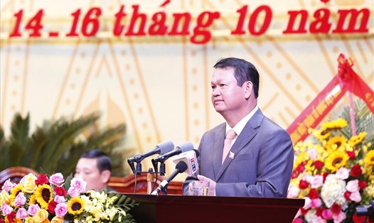 Bí thư Tỉnh ủy, Chủ tịch HĐND tỉnh Lào Cai Nguyễn Văn Vịnh trình bày đề án nhân sự Ban Chấp hành Đảng bộ tỉnh khóa XVI. Ảnh: BLC