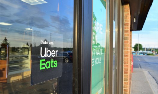 Áp phích Uber Eats được dán tại một cửa hàng Subway. Nguồn: Wikipedia