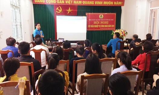 Ông Lê Văn Chí - Trưởng Ban Chính sách Pháp luật LĐLĐ Hà Tĩnh phổ biến một số nội dung tại buổi tập huấn. Ảnh: CĐ.
