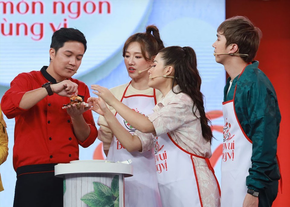 Hari Won tham gia "Bếp vui bùng vị". Ảnh: NSX Hari Won tham gia "Bếp vui bùng vị". Ảnh: NSX