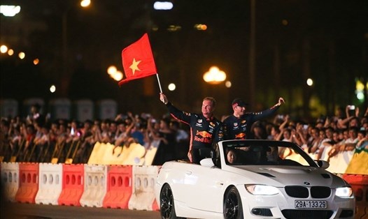 Tay đua kỳ cựu David Couthard cùng đội Red Bull thực hiện những màn biểu diễn đua xe ấn tượng tại Hà Nội hồi tháng 4.2019. Ảnh: N.L